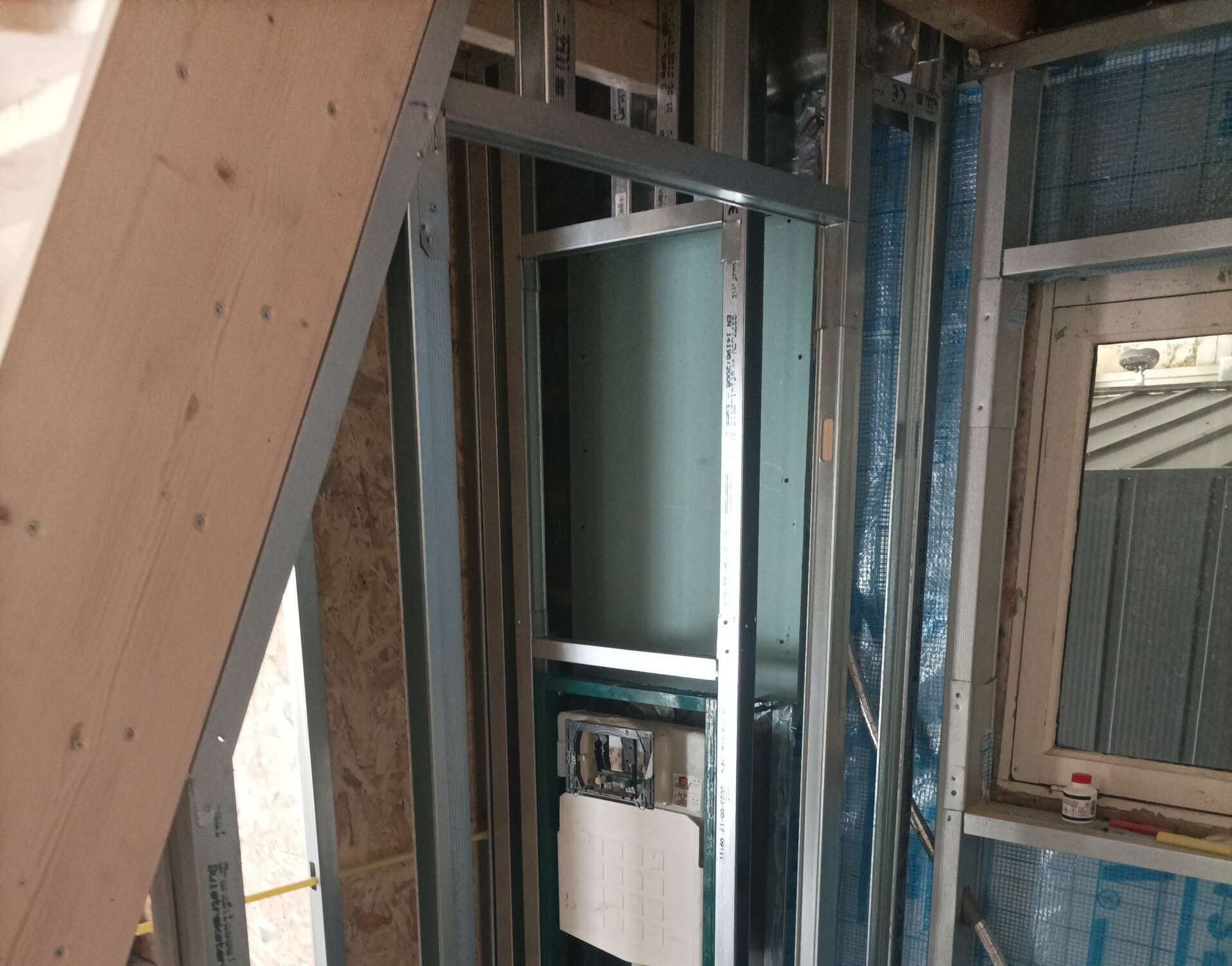 Metal stud constructie voor WC onder de trap