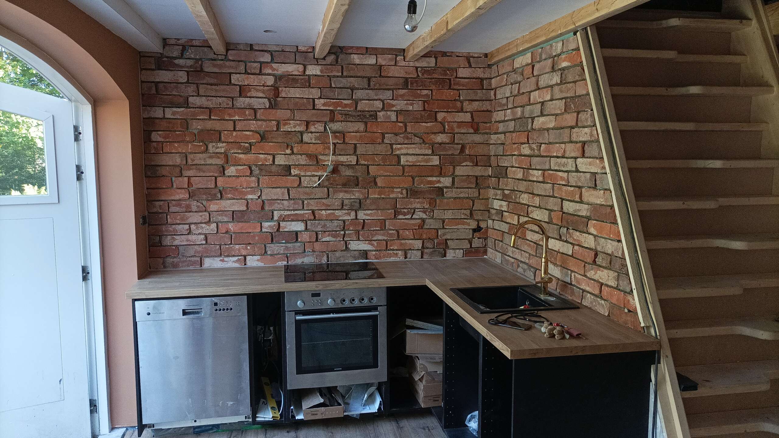 Keukenmuur met steenstrips afgewerkt door uw klusjesman in Maassluis