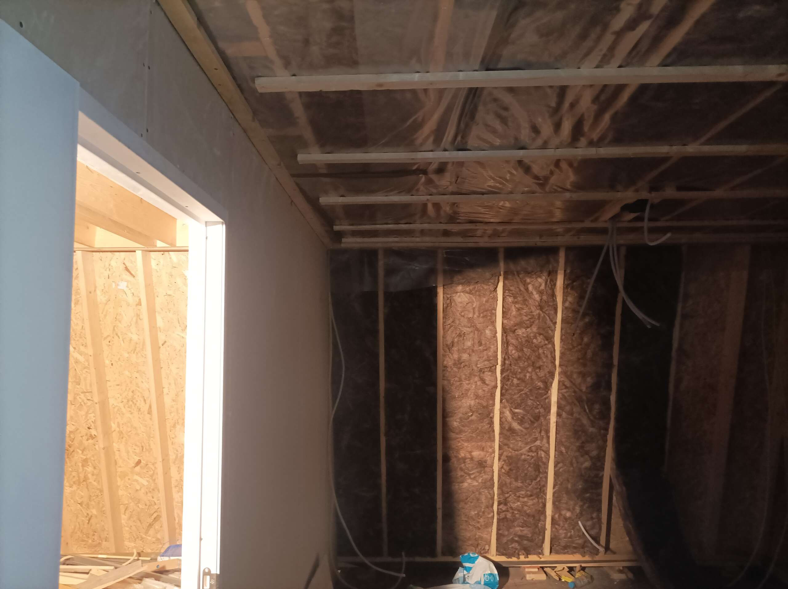 Tussenmuurtje met isolatie en elektra