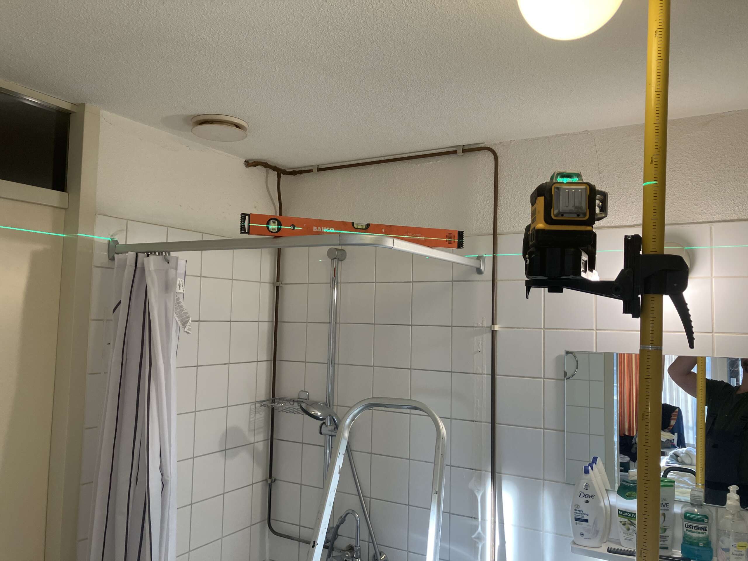 Met spoed een praktische badkamer oplossing in senioren woning.